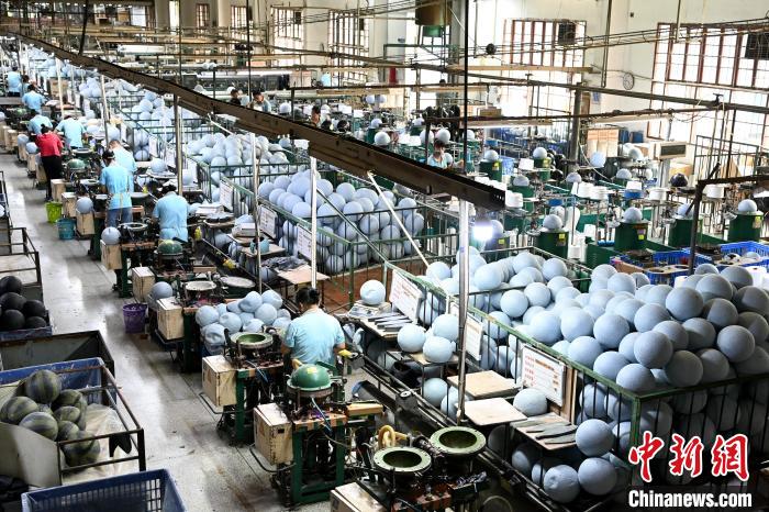 籃球生產(chǎn)車間。　張金川 攝