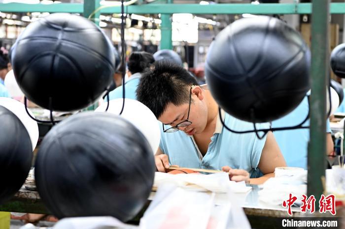 籃球生產(chǎn)車間?！埥鸫?攝