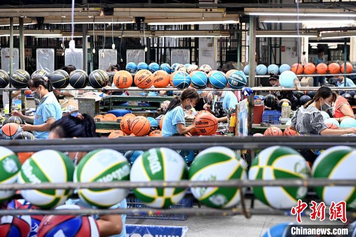 工人忙于制球。　張金川 攝