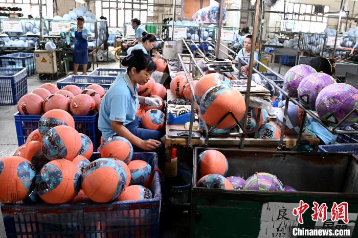 工人忙于制球?！埥鸫?攝