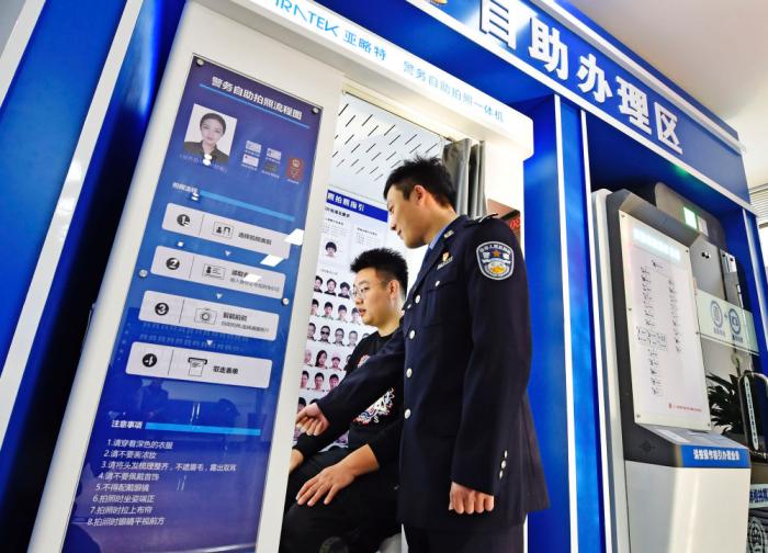 　在遼寧省本溪市公安局北地派出所民警指導(dǎo)下，市民通過自助體檢機完成機動車駕駛?cè)藱z測項目(2021年12月10日攝)。新華社發(fā)