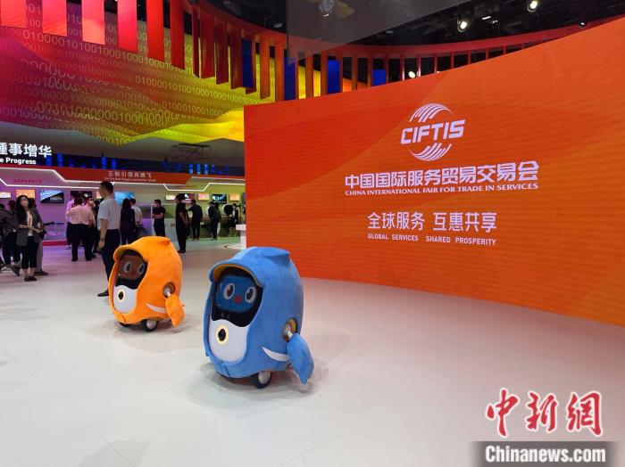 服貿(mào)會(huì)吉祥物“福燕”造型的機(jī)器人。 <a target='_blank' href='/' >中新網(wǎng)</a> 左宇坤 攝