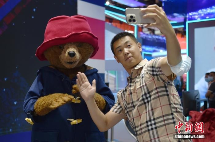 圖為觀眾在英國(guó)展臺(tái)和“帕丁頓熊”合影留念。<a target='_blank' href='/' >中新網(wǎng)</a>記者 李駿 攝