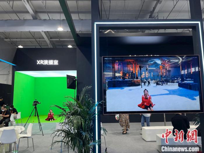 表演者在XR演播室中展示。 <a target='_blank' href='/' >中新網(wǎng)</a>記者 左宇坤 攝