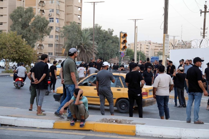 8月29日，在伊拉克首都巴格達(dá)，伊拉克什葉派宗教領(lǐng)袖薩德爾的支持者聚集在“綠區(qū)”入口處。新華社發(fā)(哈利勒·達(dá)伍德攝)