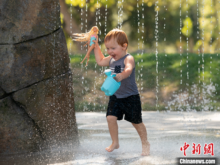 圖為一名兒童在美國加州圣何塞一處公園戲水。 <a target='_blank' href='/'>中新社</a>記者 劉關(guān)關(guān) 攝