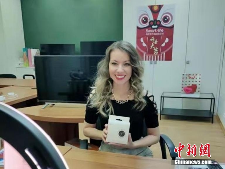 俄速通員工Dilyara直播銷售中國商品。 黑龍江俄速通國際物流有限公司提供