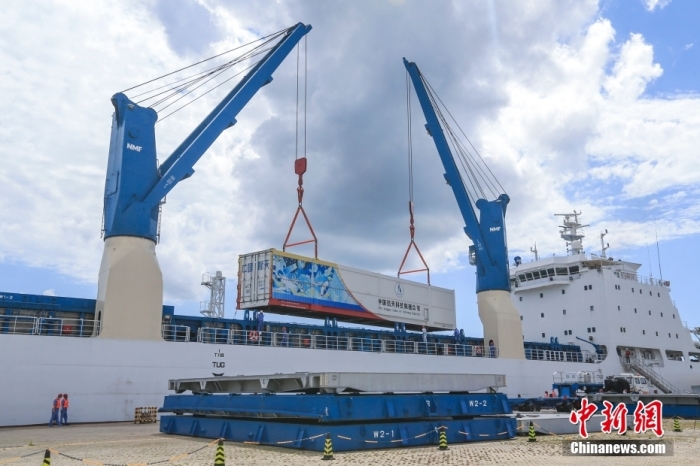 圖為長征五號B遙四運(yùn)載火箭運(yùn)抵海南文昌清瀾港后進(jìn)行卸載作業(yè)。 <a target='_blank' href='/'>中新社</a>發(fā) 屠海超 攝