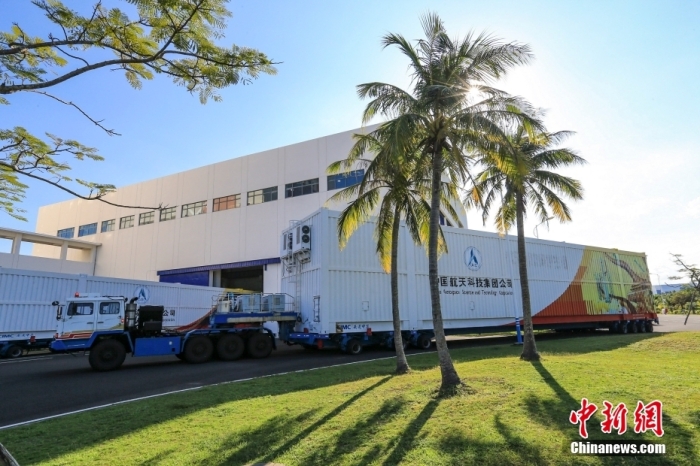 圖為長征五號B遙四運(yùn)載火箭安全運(yùn)抵文昌航天發(fā)射場。 <a target='_blank' href='/'>中新社</a>發(fā) 屠海超 攝