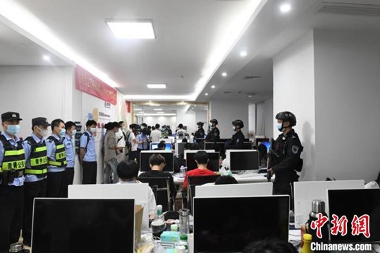 資料圖:圖為今年5月南寧警方抓獲電詐犯罪嫌疑人 林浩攝 資料圖:圖為今年5月南寧警方抓獲電詐犯罪嫌疑人 林浩攝