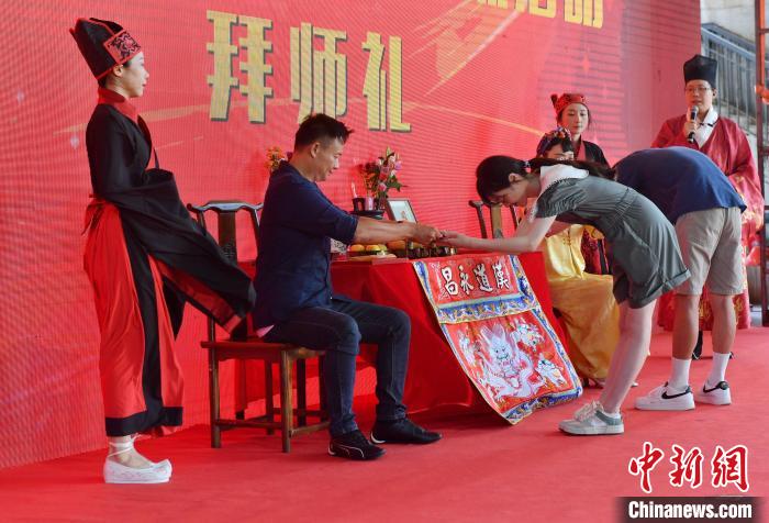 活動現(xiàn)場進行“閩臺匠人拜師典禮”。　呂明 攝