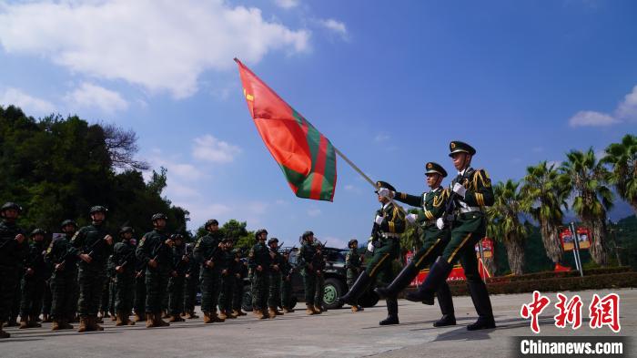 9月2日，迎武警部隊(duì)旗幟?！堦愑?攝