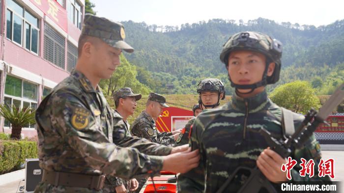 9月2日，換上獨(dú)戰(zhàn)臂章?！堦愑?攝