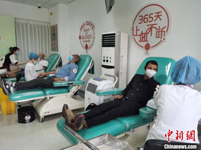印度友人無(wú)償獻(xiàn)血。　陳靜 攝