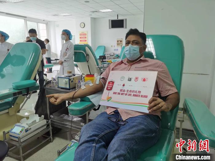 印度友人獻(xiàn)血?！￡愳o 攝