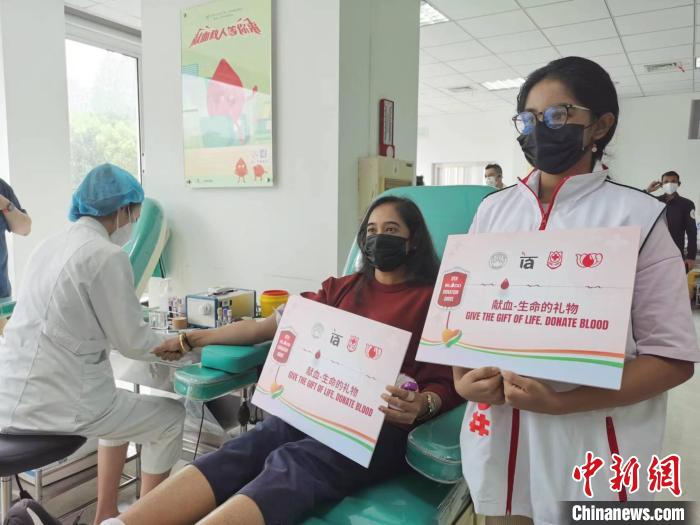 瑞虎妻子獻(xiàn)血，女兒做志愿者?！￡愳o 攝