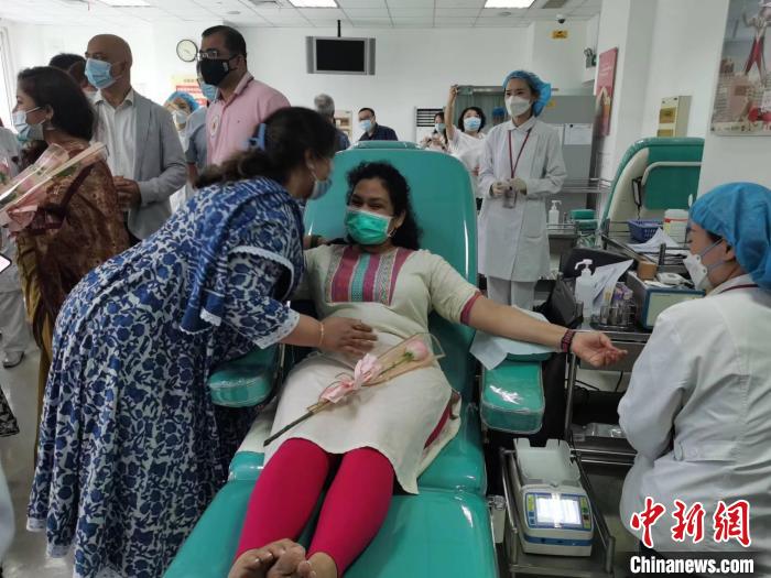 印度友人絡(luò)繹前來(lái)獻(xiàn)血?！￡愳o 攝