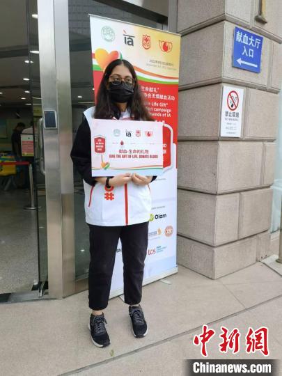 印度小志愿者，他們大多十四五歲，身穿志愿者服裝，用流利的普通話和英文，為獻(xiàn)血者指引路線等?！￡愳o 攝