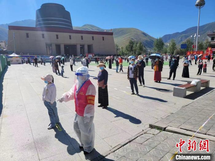 圖為玉樹州核酸檢測現(xiàn)場?！∮駱渲菸麄鞑抗﹫D