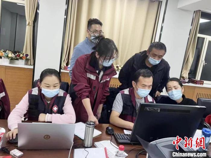 圖為青海省疾控中心工作人員在海北州海晏縣工作。　青海省疾控中心 供圖