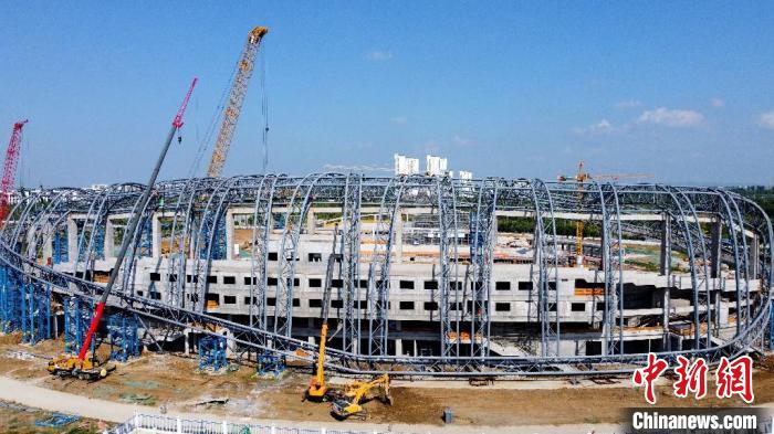 航拍體育場鋼結(jié)構(gòu)背面圖。　樂一鳴 攝