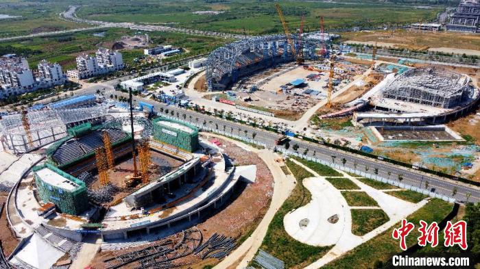 航拍安徽省首座雙曲大懸挑背拉體育場——明光市體育中心施工現(xiàn)場?！芬圾Q 攝