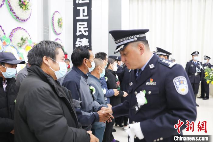 圖為遺體告別儀式現(xiàn)場?！』ブh公安局供圖