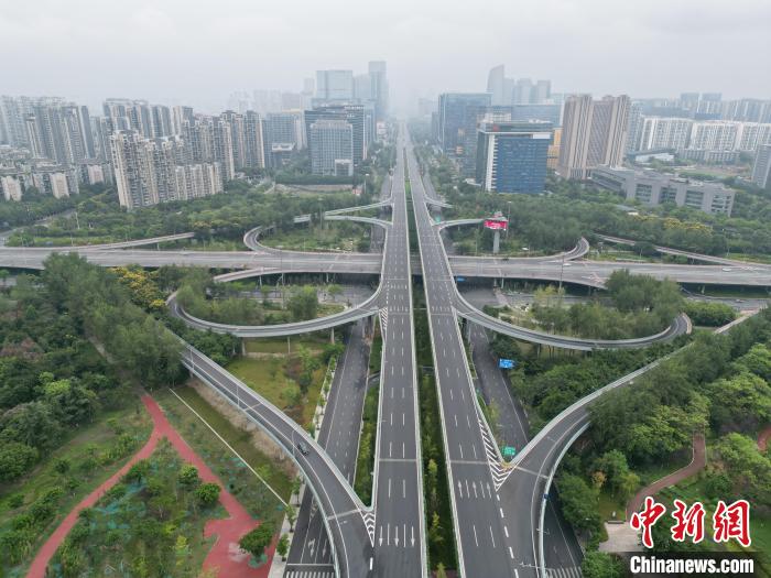 成都天府大道?！埨?攝