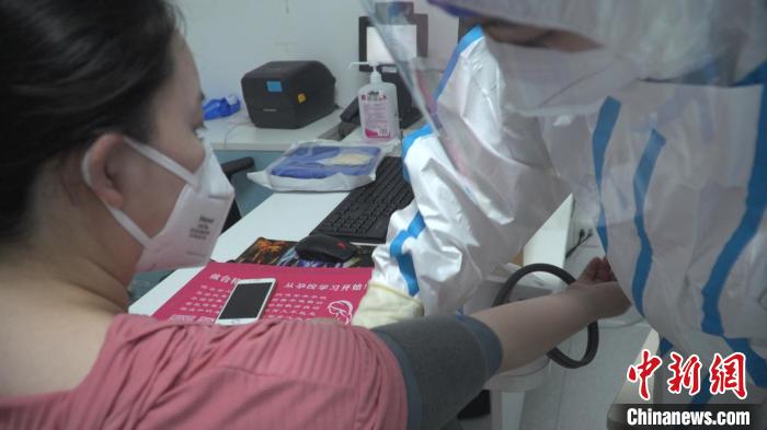 風(fēng)險(xiǎn)區(qū)孕婦在成都婦女兒童中心醫(yī)院接受產(chǎn)檢?！螚?攝