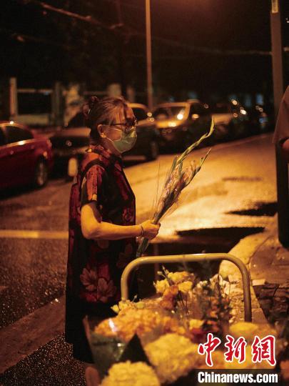 買(mǎi)花的市民。　受訪者供圖