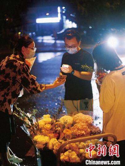 買(mǎi)花的市民。　受訪者供圖