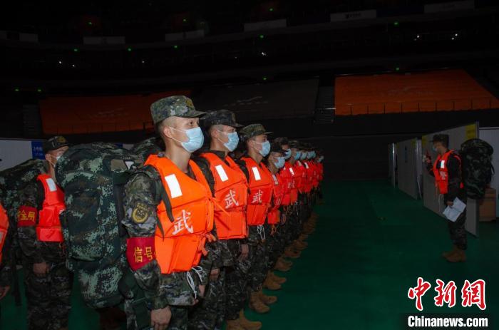 武警官兵深夜出發(fā)。　王常龍 攝