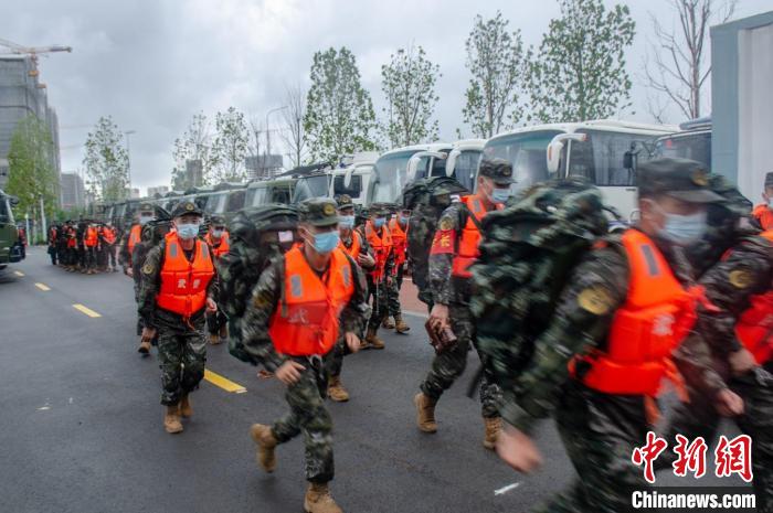 武警官兵趕赴寧波、舟山。　王常龍 攝