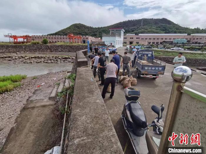 象山縣退役軍人志愿服務(wù)隊筑牢塘口行動現(xiàn)場?！≠噲@園供圖