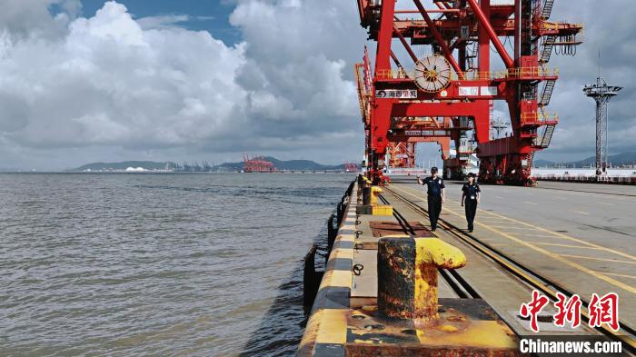 海事工作人員巡查港口情況?！÷楹暧罟﹫D