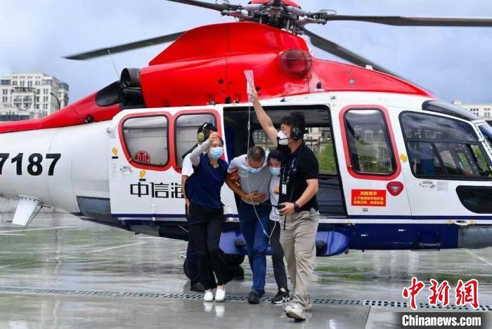 嵊泗病人轉(zhuǎn)移現(xiàn)場?！∩蚶?攝