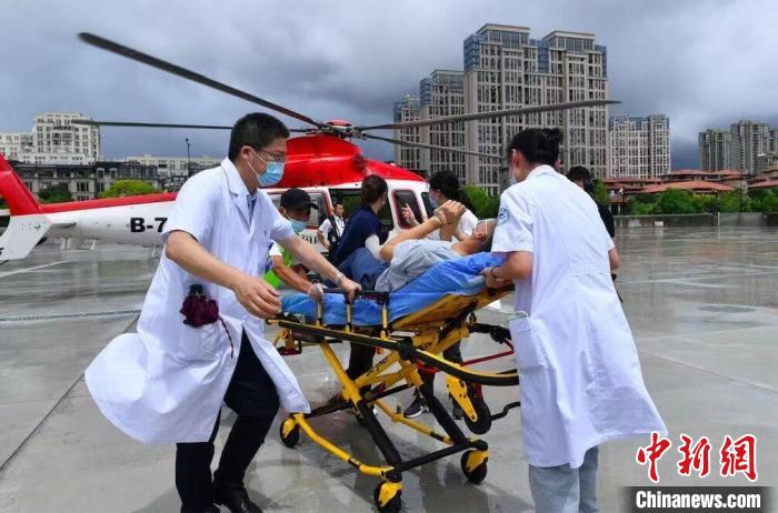 嵊泗病人轉(zhuǎn)移現(xiàn)場?！∩蚶?攝