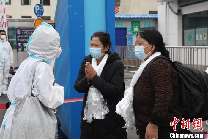 圖為患者出院?！≈軒涇?攝