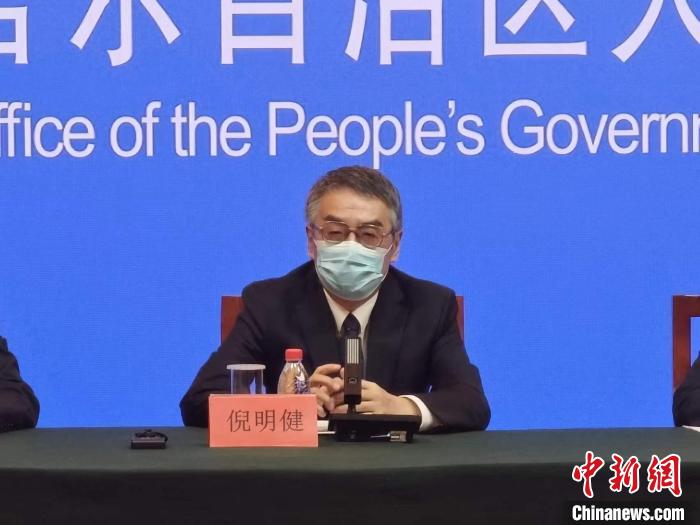 倪明健在新聞發(fā)布會上介紹新疆本輪疫情流行病毒特點?！埱?攝