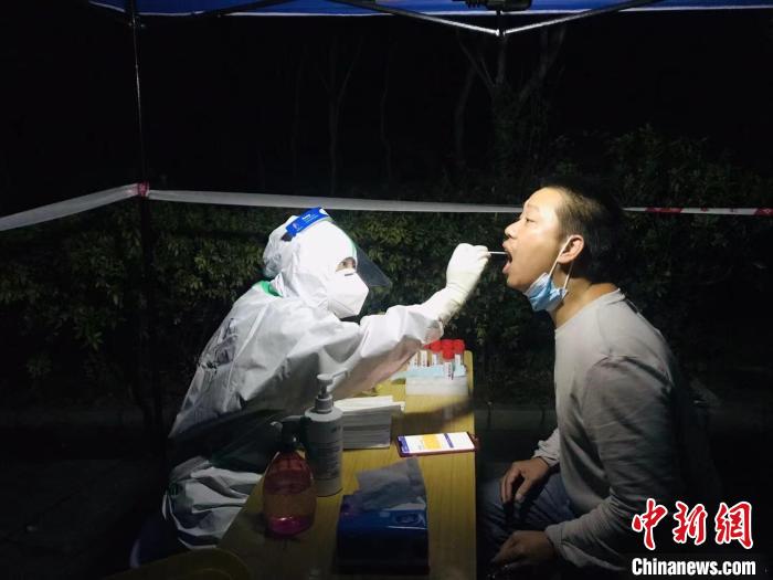 圖為貴陽世紀初龍興苑社區(qū)內的居民進行核酸檢測?！垈?攝