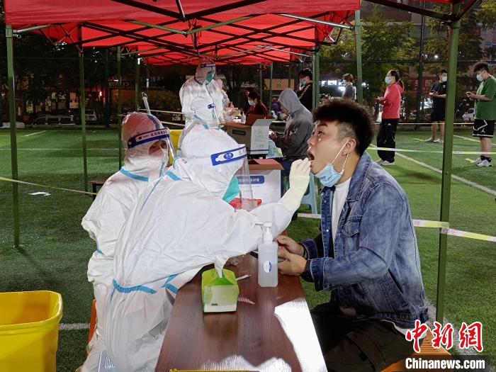 圖為貴陽觀山湖區(qū)市民進行核酸檢測。　石小杰 攝