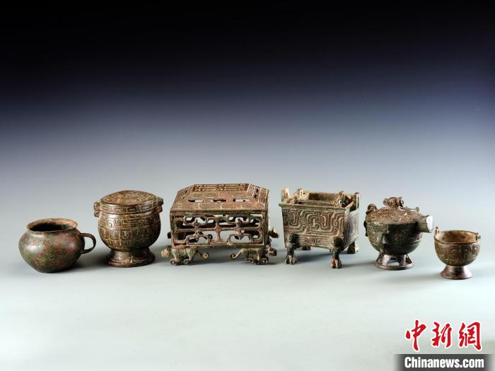 梁帶村遺址諸侯夫人墓(M26)出土的一組微型銅容器?！×簬Т遘菄z址博物館 供圖