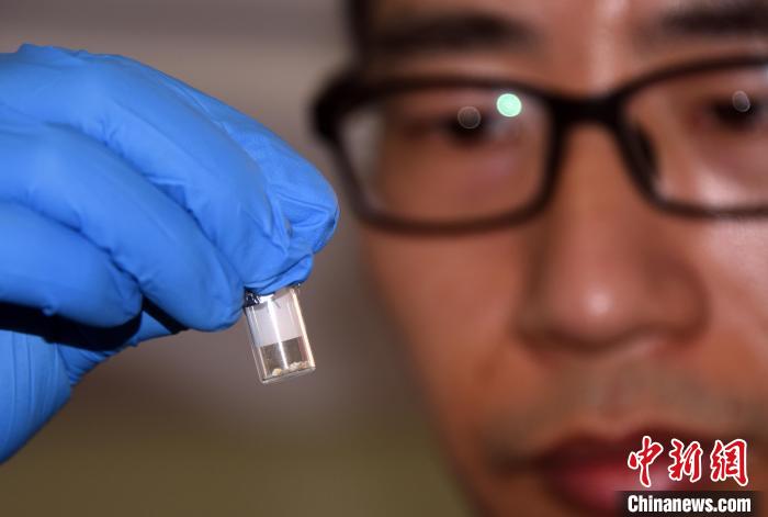 國科大特別研究助理韓賓博士展示、介紹用于研究的人工合成鉛白化妝品遺存樣品?！?lt;a target='_blank' href='/'>中新社</a>記者 孫自法 攝