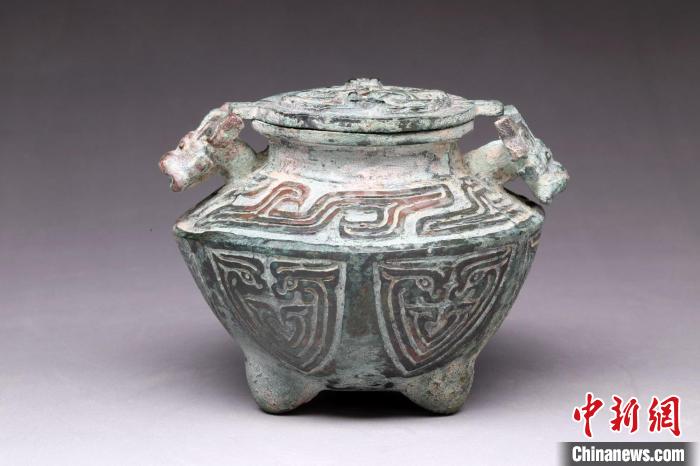 梁帶村遺址女性貴族墓(M300)出土的一個(gè)微型銅容器?！￡兾魇】脊叛芯吭?供圖