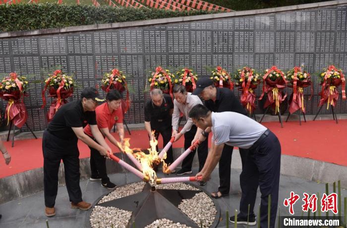 點(diǎn)亮長(zhǎng)明火。　鐘欣 攝