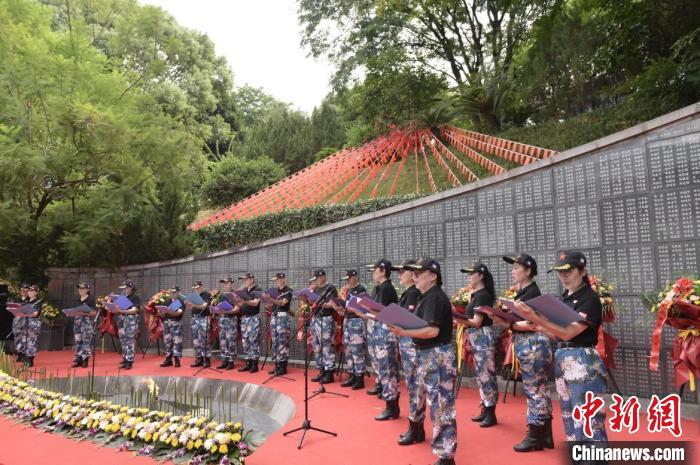 紀(jì)念活動(dòng)現(xiàn)場(chǎng)?！＄娦?攝