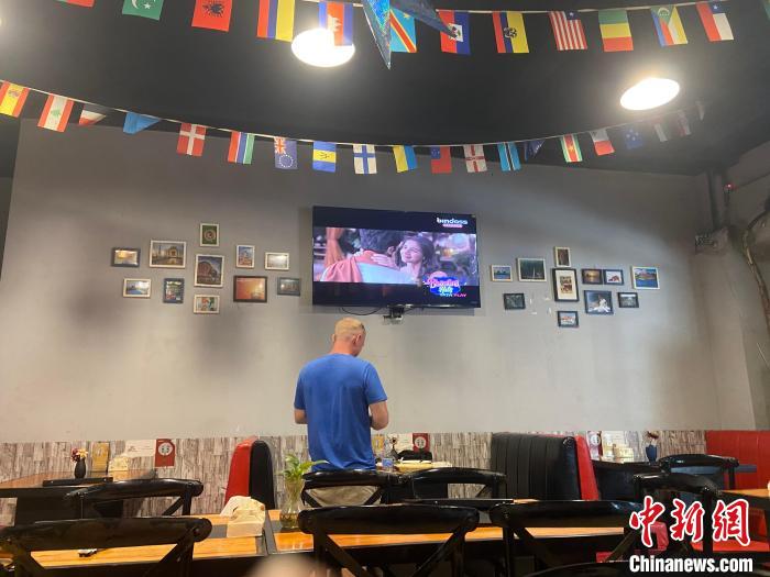 走進店里，掛在天花板的各國國旗映入眼簾，電視中正播放著印度電影?！⒂駶?攝