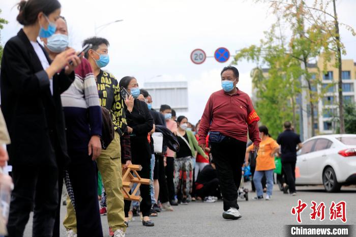 俄木學(xué)正在維護(hù)隊(duì)伍秩序。　王磊 攝