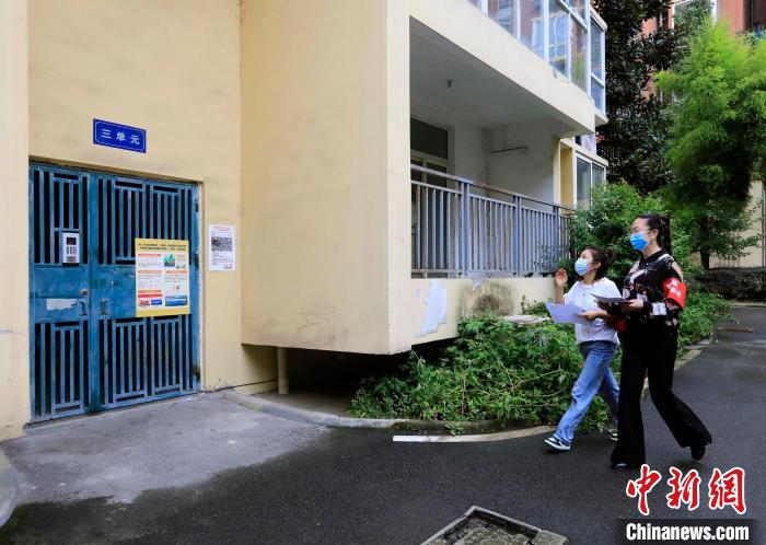 志愿者團(tuán)隊(duì)正在入戶排查?！⊥趵?攝