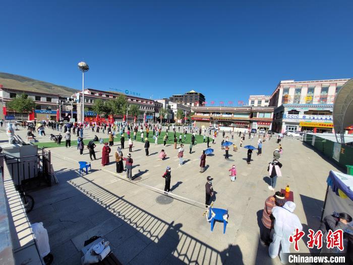 圖為玉樹州群眾有序進(jìn)行核酸檢測(cè)。　玉樹州委宣傳部供圖